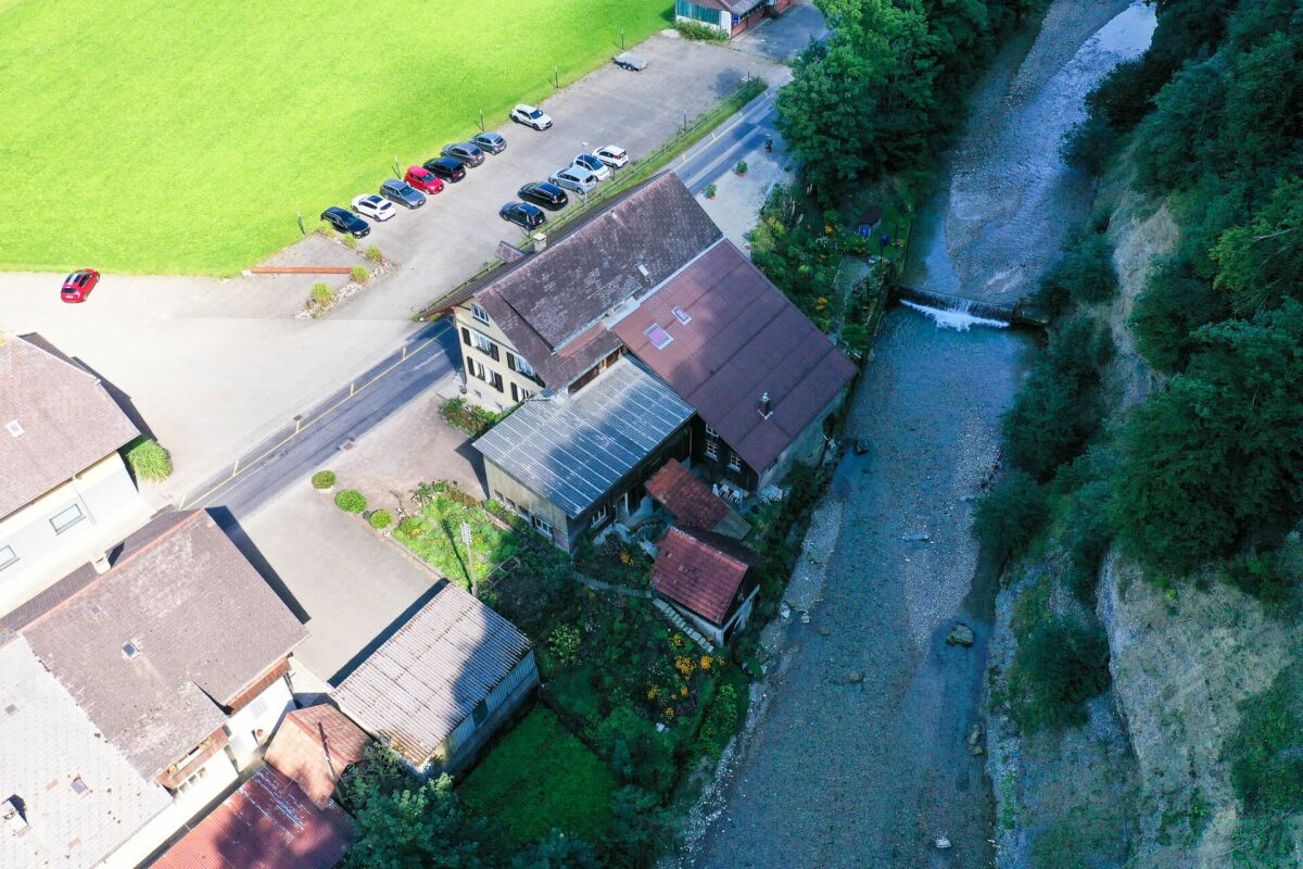 Immeuble d'appartements avec beaucoup d'espace de stockage et de locaux de stockage