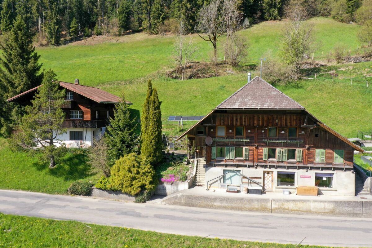 Zwei Wohnhäuser inklusive Atelier und Laden