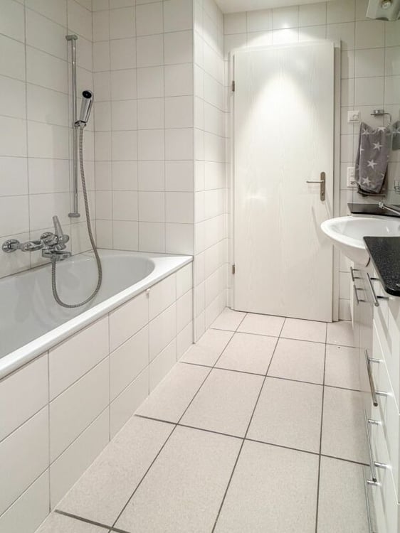 Grosszügige 7.5-Zimmerwohnung im Parterre 12