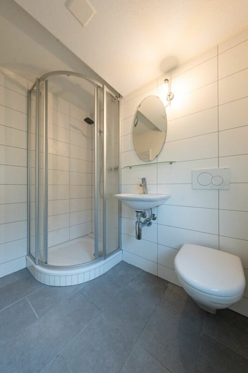 Zweifamilienhaus mit Garagen, Werkstatt und Lagerräumen zu verkaufen 26
