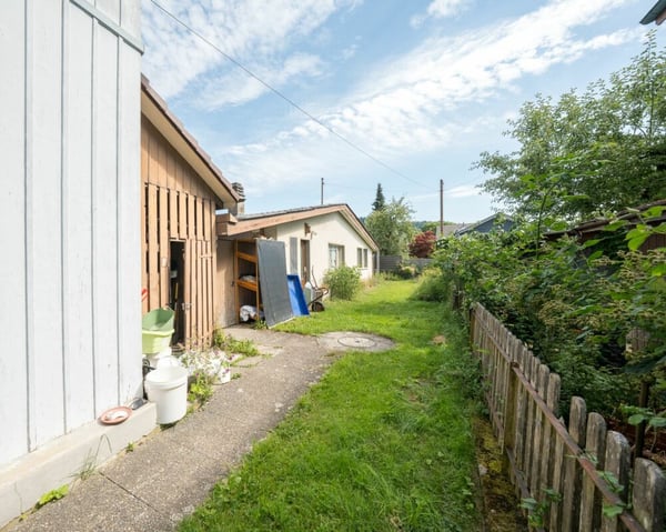 Zweifamilienhaus mit Garagen, Werkstatt und Lagerräumen zu verkaufen 5