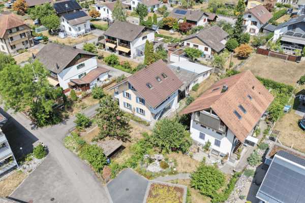 Zweifamilienhaus mit Garagen, Werkstatt und Lagerräumen zu verkaufen 2