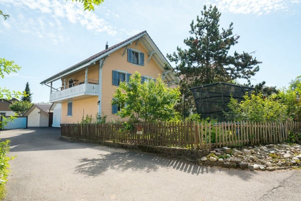 Zweifamilienhaus mit Garagen, Werkstatt und Lagerräumen zu verkaufen 3