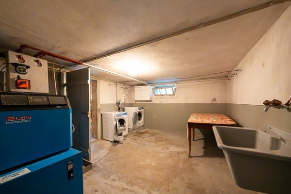 Zweifamilienhaus mit Garagen, Werkstatt und Lagerräumen zu verkaufen 39