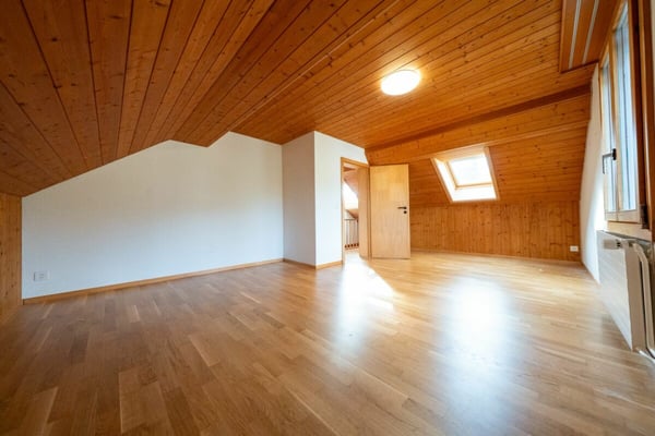 Zweifamilienhaus mit Garagen, Werkstatt und Lagerräumen zu verkaufen 36
