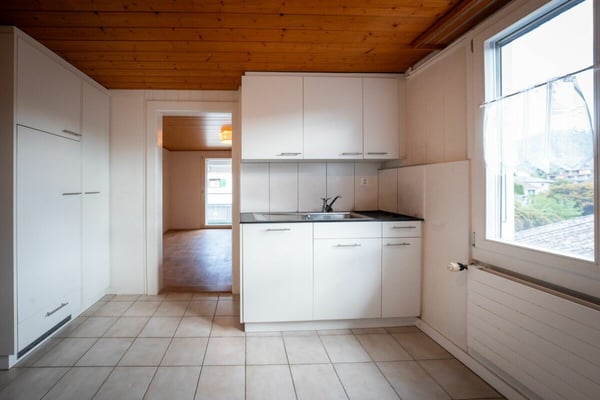 Zweifamilienhaus mit Garagen, Werkstatt und Lagerräumen zu verkaufen 24