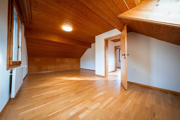 Zweifamilienhaus mit Garagen, Werkstatt und Lagerräumen zu verkaufen 35