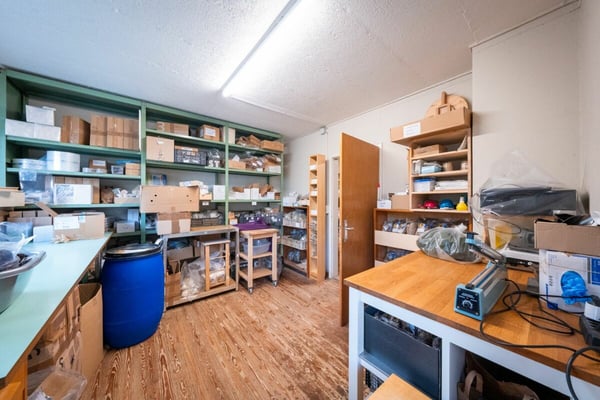 Zweifamilienhaus mit Garagen, Werkstatt und Lagerräumen zu verkaufen 8