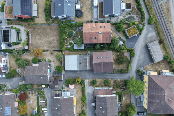 Zweifamilienhaus mit Garagen, Werkstatt und Lagerräumen zu verkaufen 40