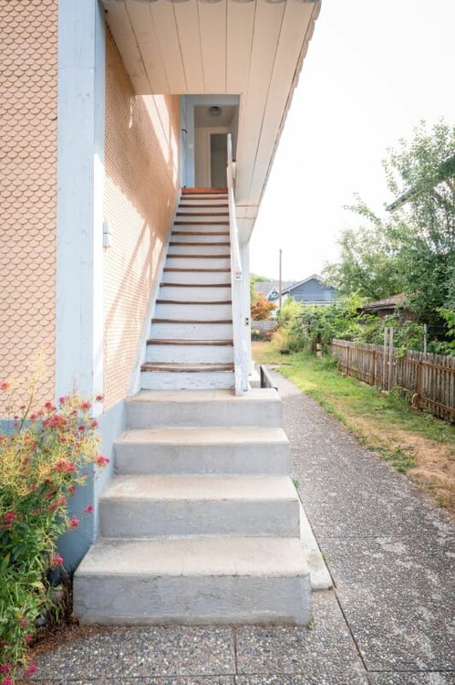 Zweifamilienhaus mit Garagen, Werkstatt und Lagerräumen zu verkaufen 21