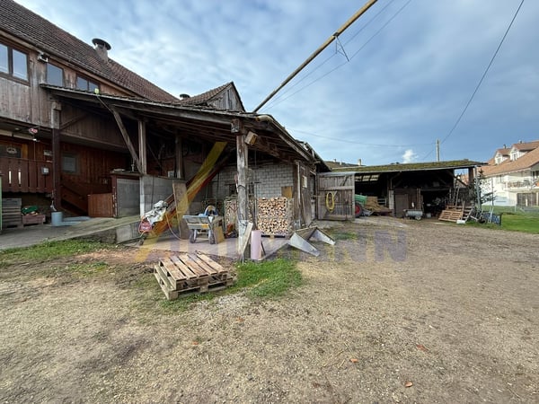 Grosszügiges Bauland mit Bauernhaus 7