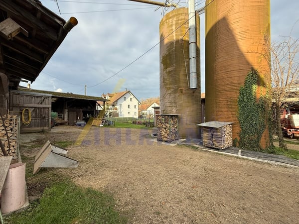 Grosszügiges Bauland mit Bauernhaus 8