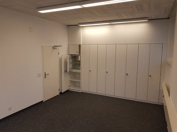 Praktisches Büro mit WC und Kühlschrank direkt am Bahnhof 3