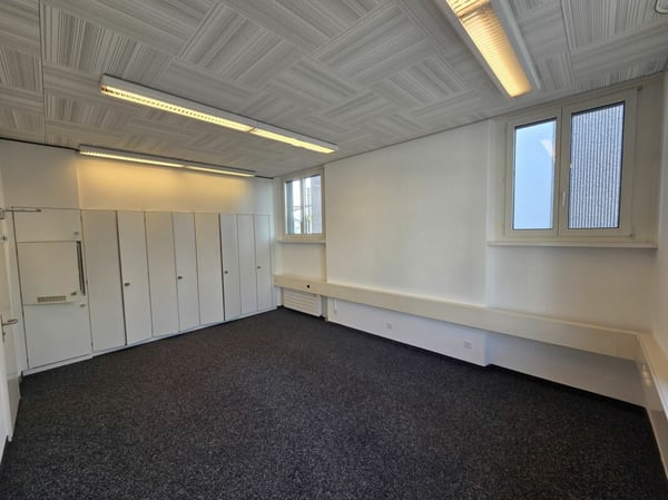 Praktisches Büro mit WC und Kühlschrank direkt am Bahnhof 9