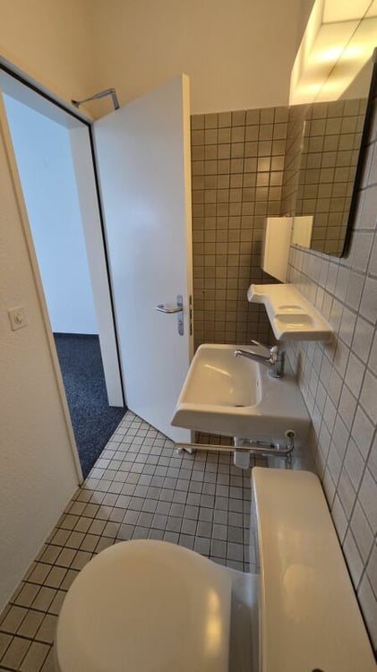 Praktisches Büro mit WC und Kühlschrank direkt am Bahnhof 12
