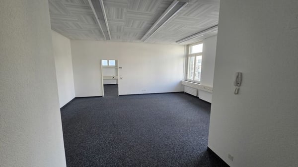 Praktisches Büro mit WC und Kühlschrank direkt am Bahnhof 3