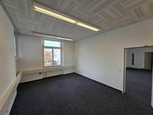 Praktisches Büro mit WC und Kühlschrank direkt am Bahnhof 8