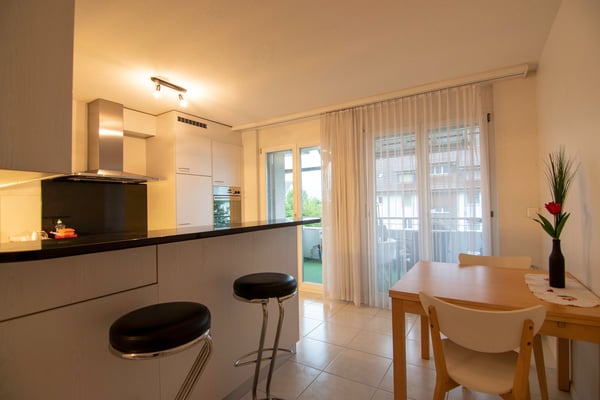 Möblierte 1.5-Zimmer-Wohnung mit Balkon in Buchs Zürich 2