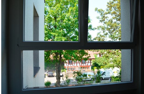 Möblierte 2.5-Zimmer-Wohnung mit Balkon in Dällikon Zürich 14