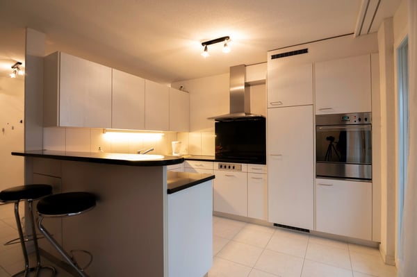 Möblierte 1.5-Zimmer-Wohnung mit Balkon in Buchs Zürich 1