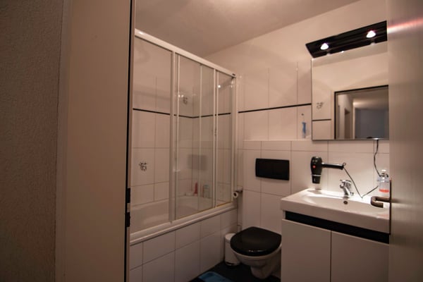 Möblierte 1.5-Zimmer-Wohnung mit Balkon in Buchs Zürich 4