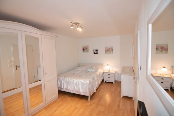 Moderne 2.5-Zimmer-Wohnung mit 30m2 Terrasse in Dielsdorf Zürich 12