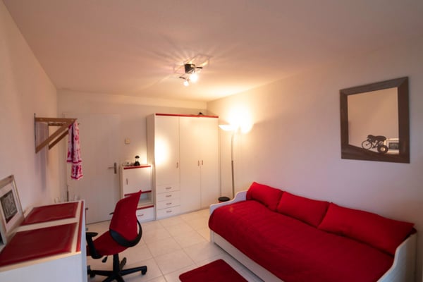 Möblierte 2.5-Zimmer- Wohnung - Balkon, eigene Waschraum, Lift - in Buchs Zürich 8