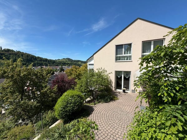 Gepflegte Doppelhaushälfte an leicht erhöhter, sonniger Lage mit unverbaubarer Aussicht 1