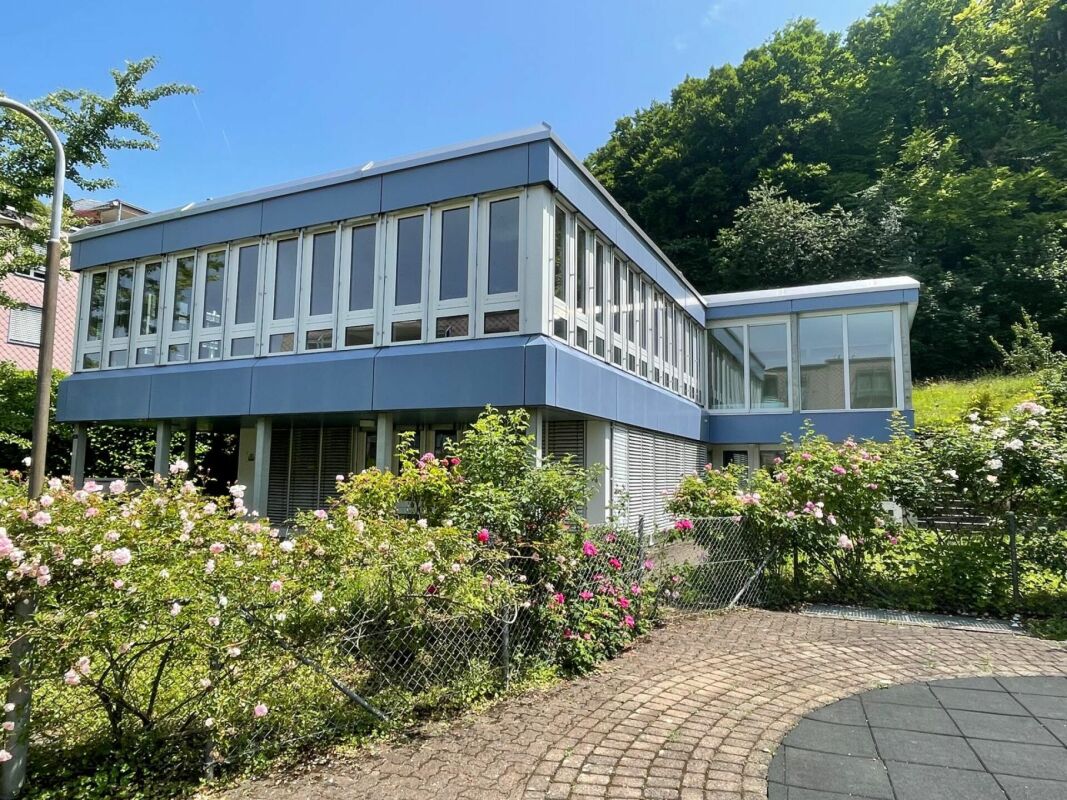 Sonnig, ruhig und mit grossem gedeckten Sitzplatz und Gartenanteil
