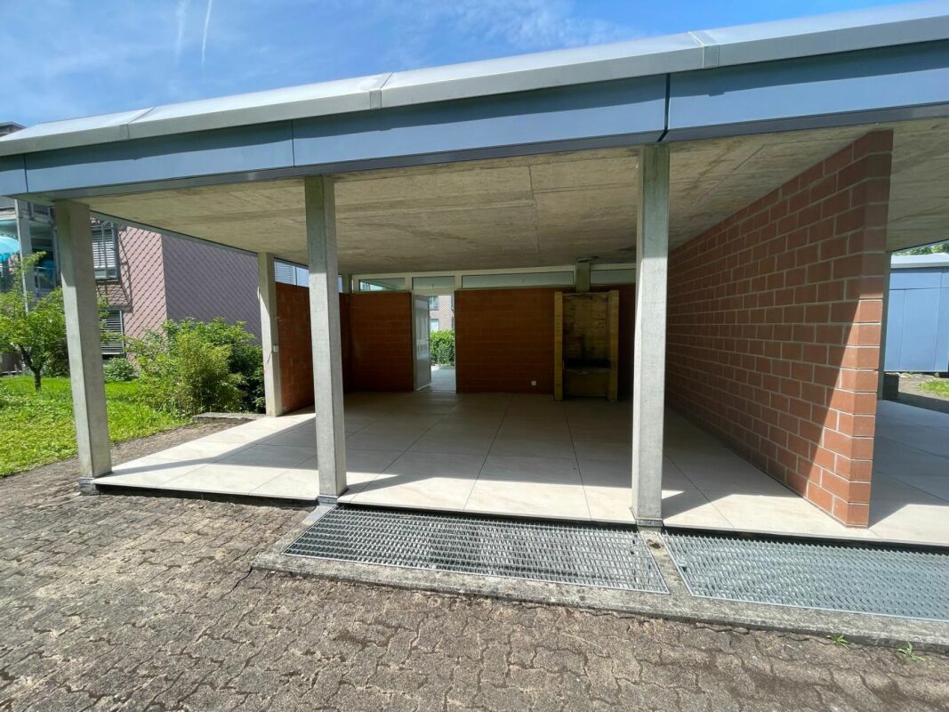 Sonnig, ruhig und mit grossem gedeckten Sitzplatz und Gartenanteil