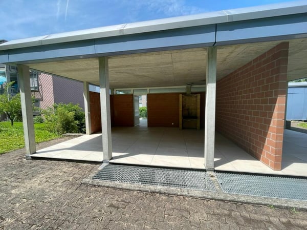 Sonnig, ruhig und mit grossem gedeckten Sitzplatz und Gartenanteil 10