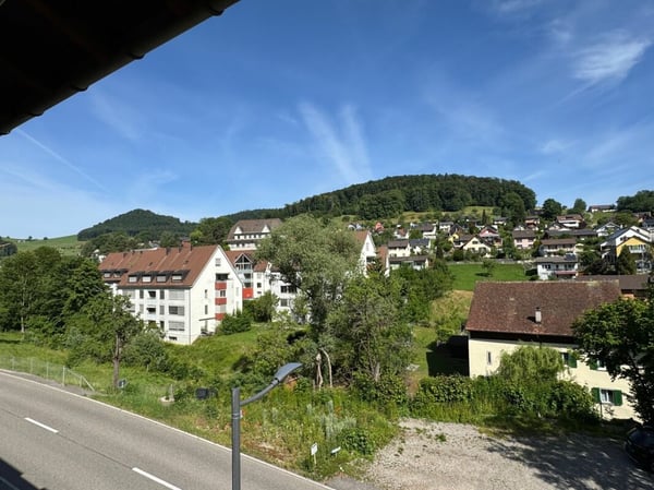 Helle 4.5 Zi-Wohnung mit herrlicher Wei…