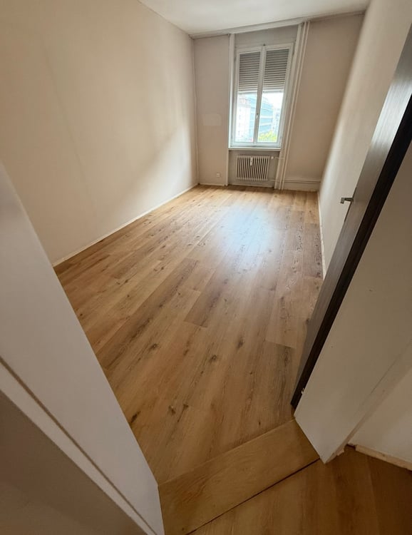 Frisch renovierte 4.5-Zimmer-Wohnung mit zwei Balkonen und Aussicht auf den Claraplatz 8