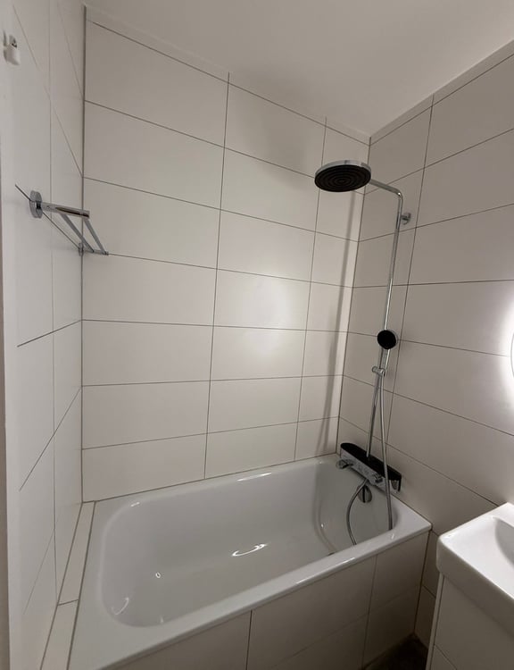 Frisch renovierte 4.5-Zimmer-Wohnung mit zwei Balkonen und Aussicht auf den Claraplatz 5