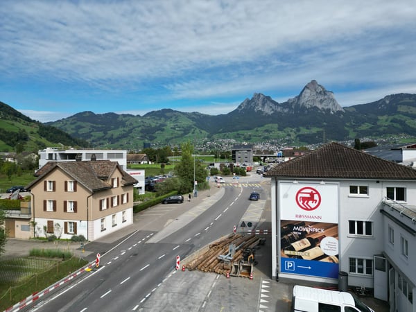 Vielseitig nutzbare Gewerbe- und Lagerräume in Brunnen 1