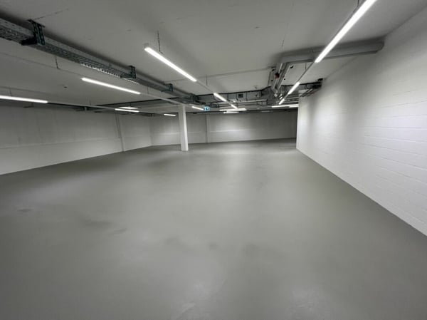 Moderne Lagerhalle an Verkehrsknotenpunkt 4