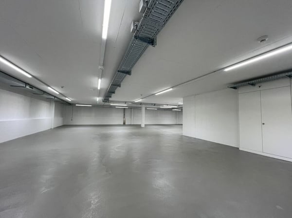 Moderne Lagerhalle an Verkehrsknotenpunkt 5