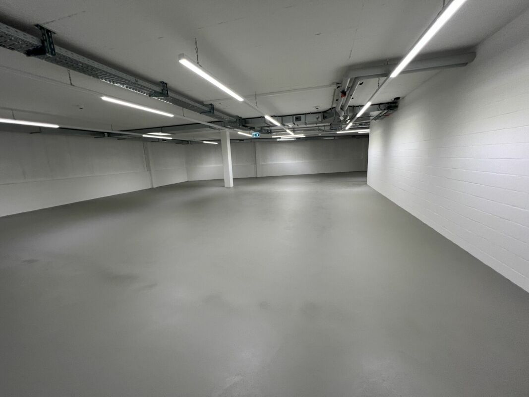 Moderne Lagerhalle an Verkehrsknotenpunkt