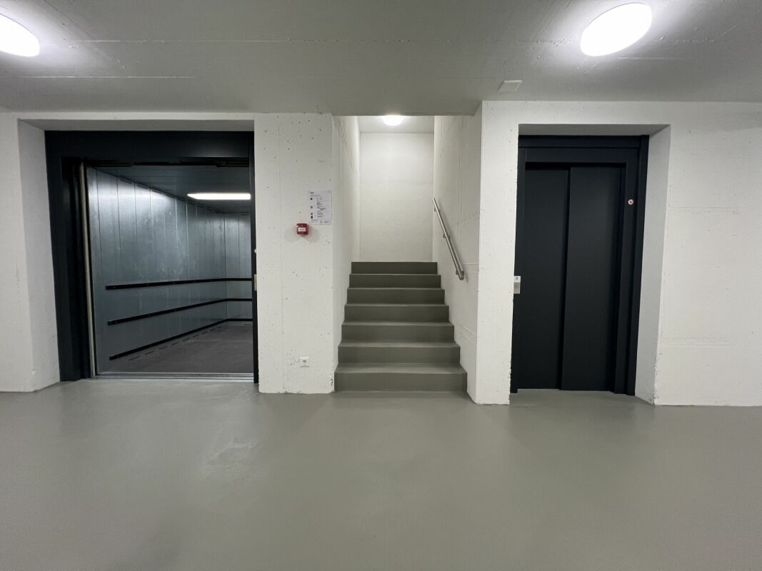 Moderne Lagerhalle an Verkehrsknotenpunkt