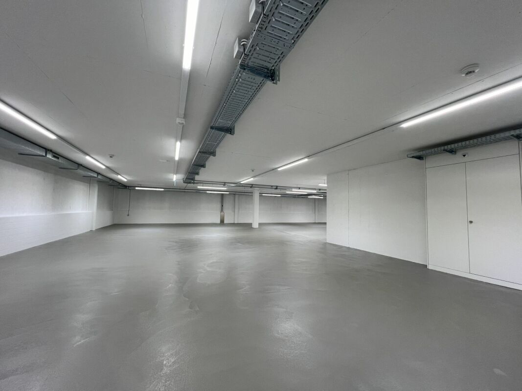 Moderne Lagerhalle an Verkehrsknotenpunkt
