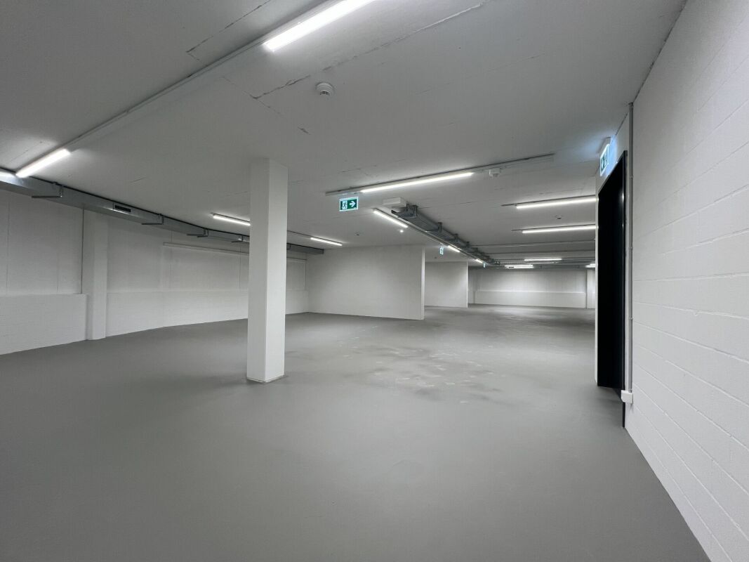 Grosse Lagerhalle an wichtigem Verkehrsknotenpunkt