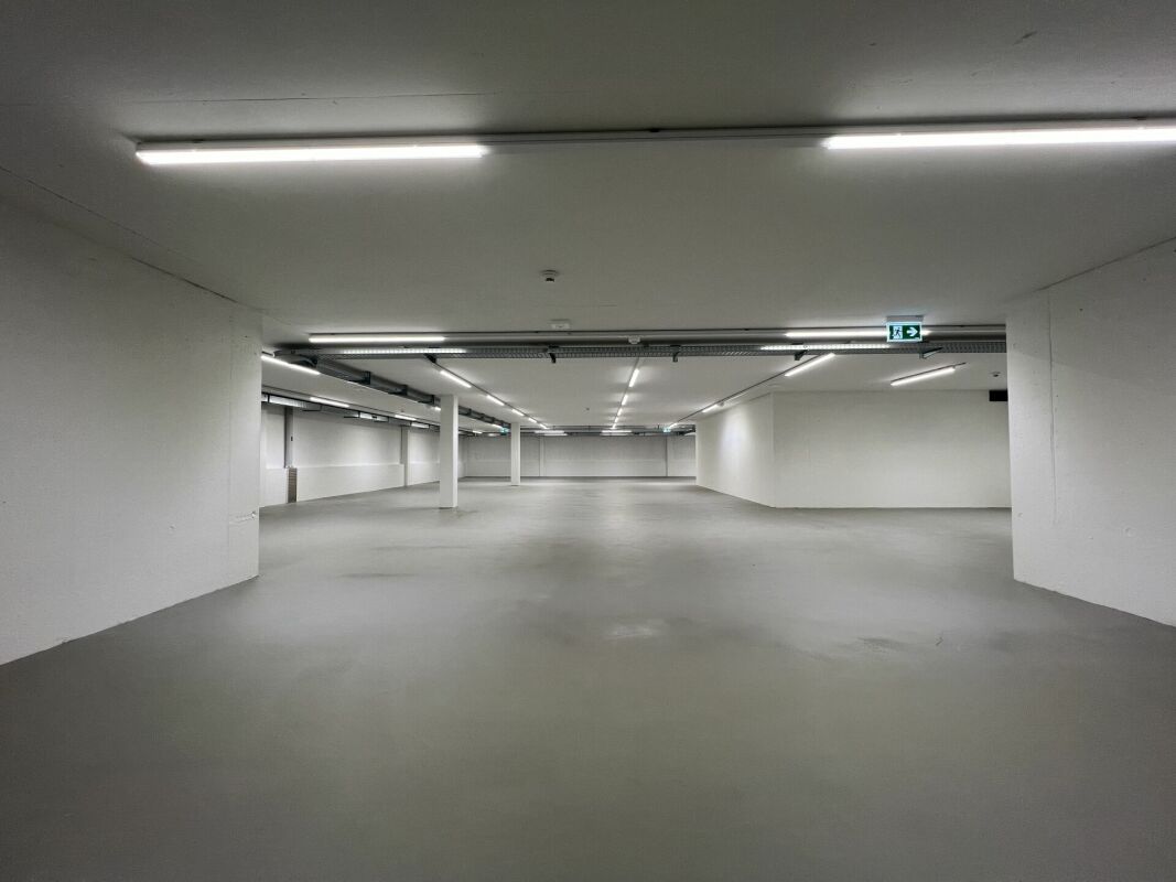 Grosse Lagerhalle an wichtigem Verkehrsknotenpunkt