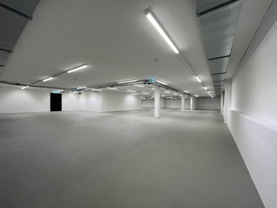 Grosse Lagerhalle an wichtigem Verkehrsknotenpunkt