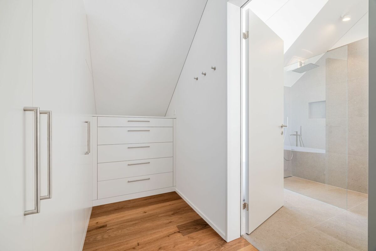 NEUBAU: Dachwohnung mit 4.5-Zimmern und Aussicht ins Grüne