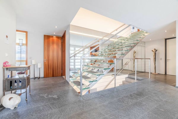 Premium-Einfamilienhaus mit Panorama-Seeblick und aussergewöhnlicher Grundstücksfläche 2