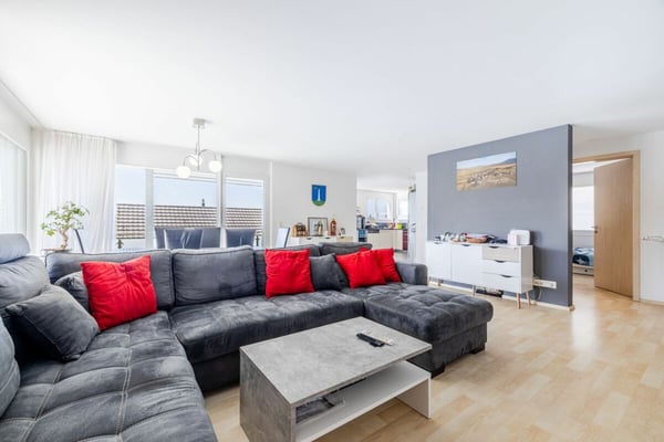 LICHTDURCHFLUTETE 4.5-ZIMMER-WOHNUNG IM 2. OG MIT GROSSZÜGIGER, GEDECKTER TERRASSE & BAD EN SUITE IN SEENÄHE 3