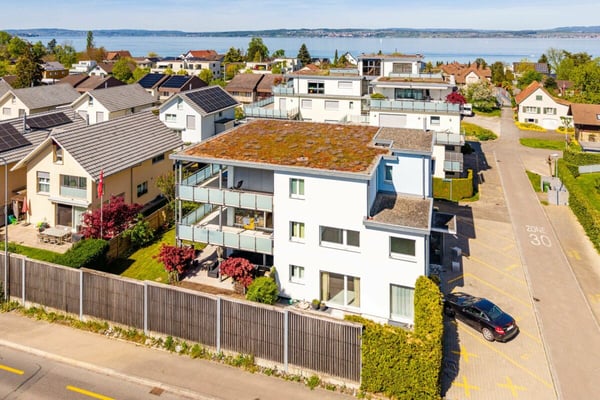 LICHTDURCHFLUTETE 4.5-ZIMMER-WOHNUNG IM 2. OG MIT GROSSZÜGIGER, GEDECKTER TERRASSE & BAD EN SUITE IN SEENÄHE 9