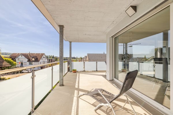 LICHTDURCHFLUTETE 4.5-ZIMMER-WOHNUNG IM 2. OG MIT GROSSZÜGIGER, GEDECKTER TERRASSE & BAD EN SUITE IN SEENÄHE 1