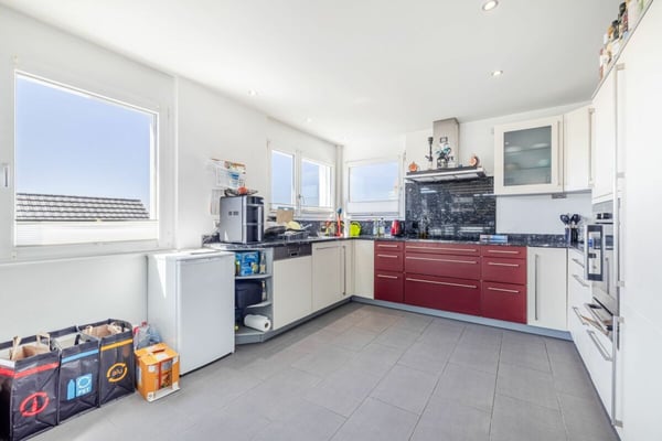 LICHTDURCHFLUTETE 4.5-ZIMMER-WOHNUNG IM 2. OG MIT GROSSZÜGIGER, GEDECKTER TERRASSE & BAD EN SUITE IN SEENÄHE 4