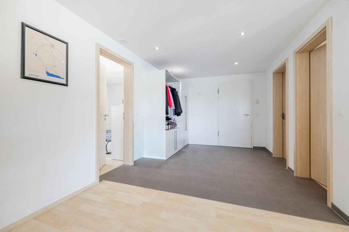 LICHTDURCHFLUTETE 4.5-ZIMMER-WOHNUNG IM 2. OG MIT   GROSSZÜGIGER, GEDECKTER TERRASSE & BAD EN SUITE IN SEENÄHE